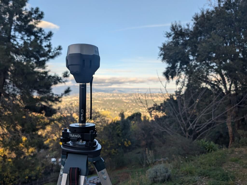 Vue d'un recepteur gnss en cours de relevé.
