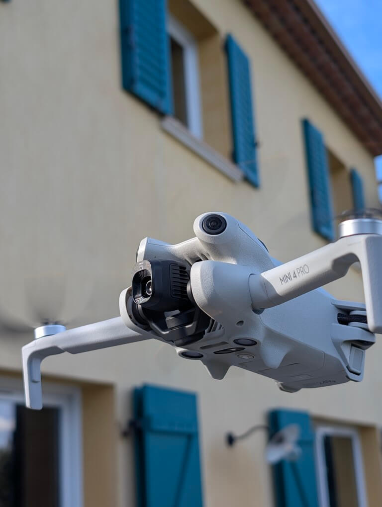 Vue d'un drone en action.