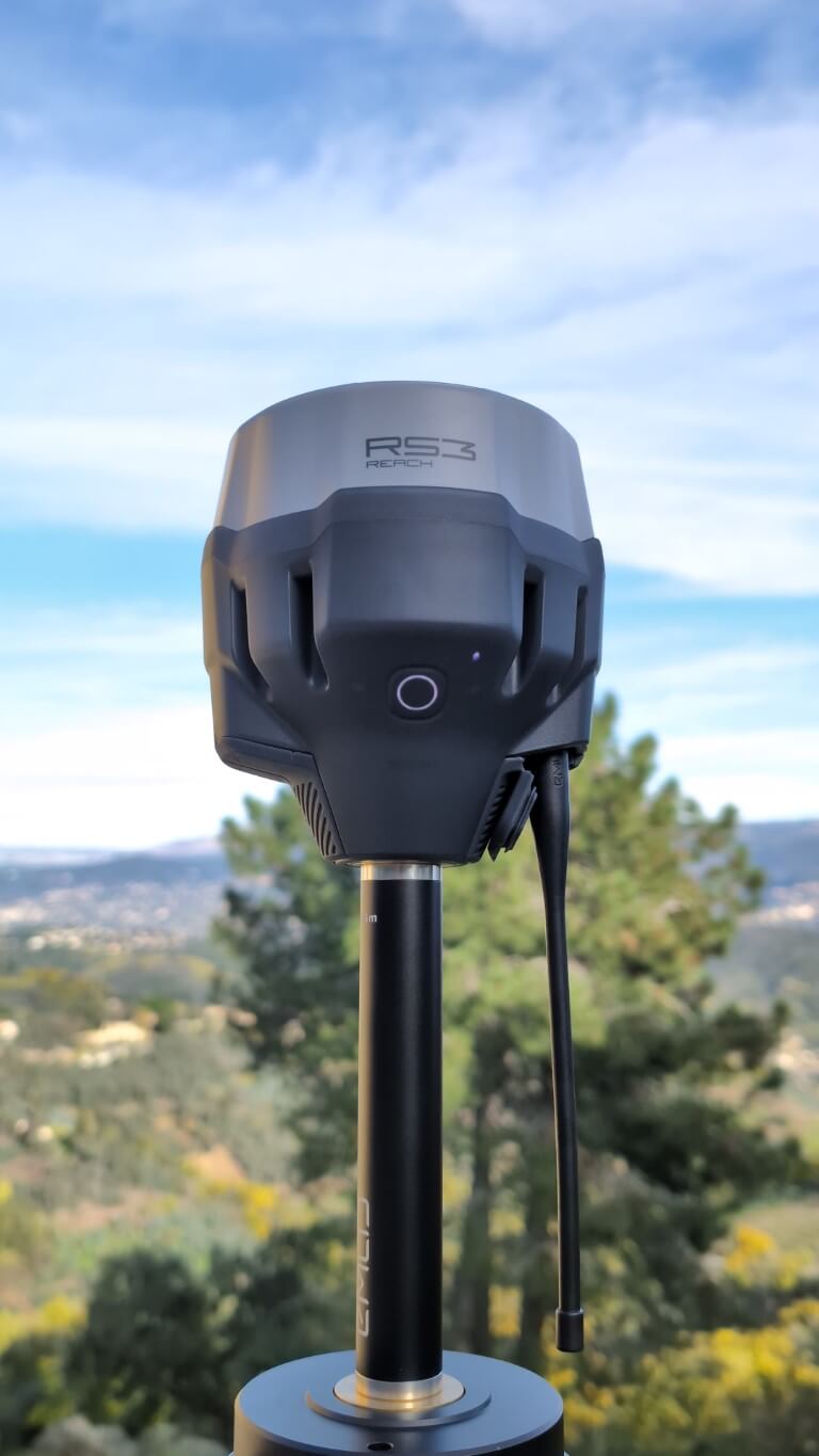 Recepteur GNSS positionné pour une prise de mesure statique.