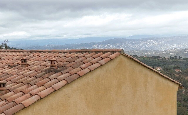 Vue d'une toiture depuis un drone.